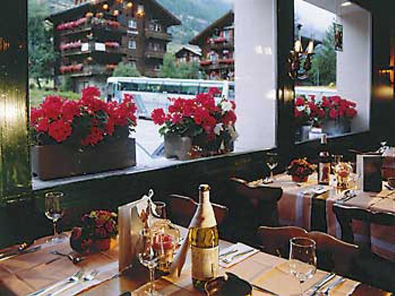 スイス バジェット アルペンホテル テッシュ レストラン 写真